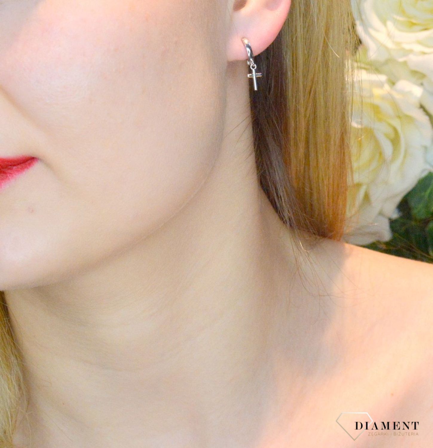 Srebrne kolczyki wiszące Krzyże 925 DIA-KLC-52938-925. Motyw lubiany przez blogerki. Kolczyki krzyżyki. Biżuteria influencerek. Pomysł na prezent..jpg