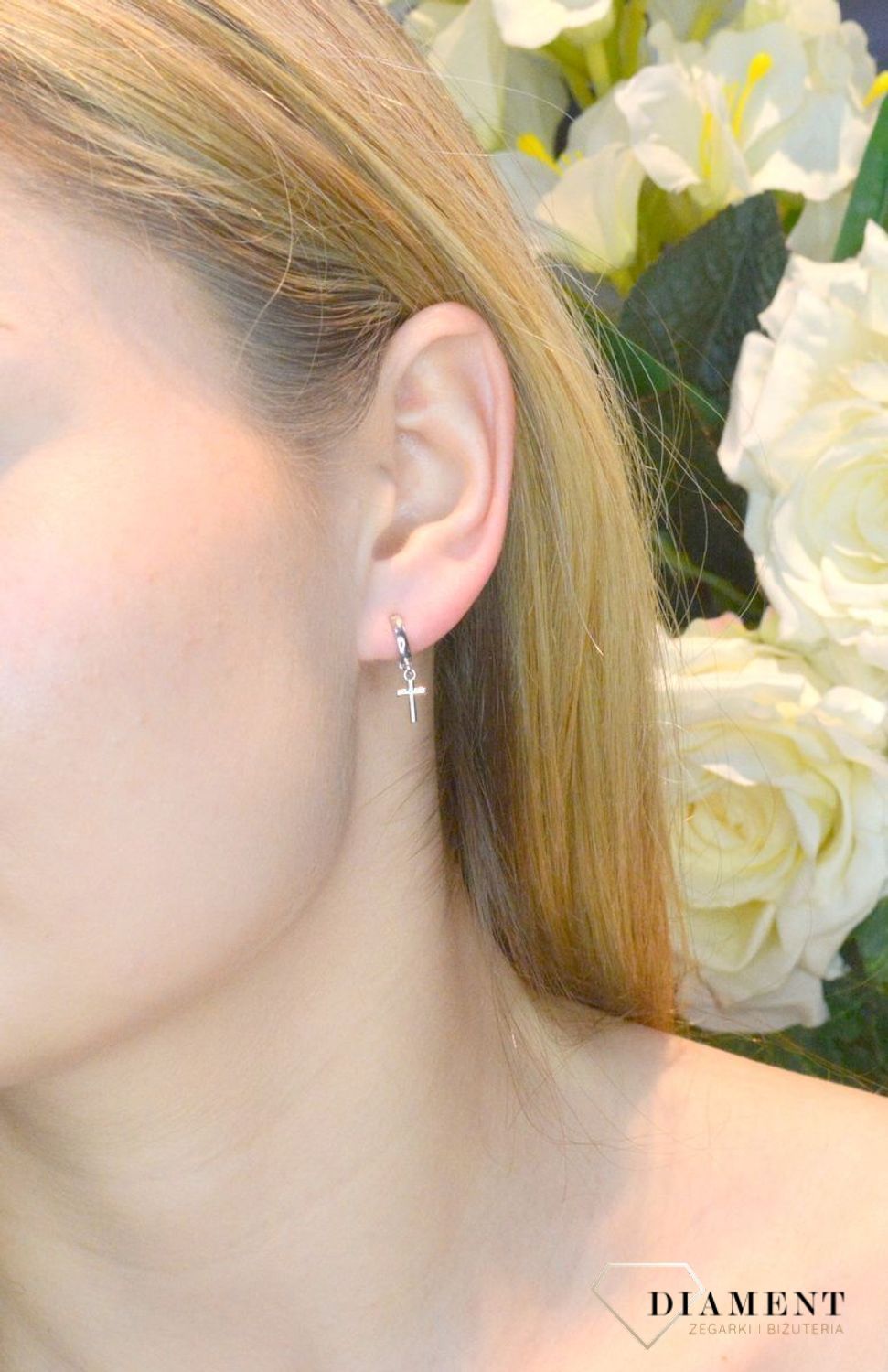 Srebrne kolczyki wiszące Krzyże 925 DIA-KLC-52938-925. Motyw lubiany przez blogerki. Kolczyki krzyżyki. Biżuteria influencerek. Pomysł na prezent..jpg