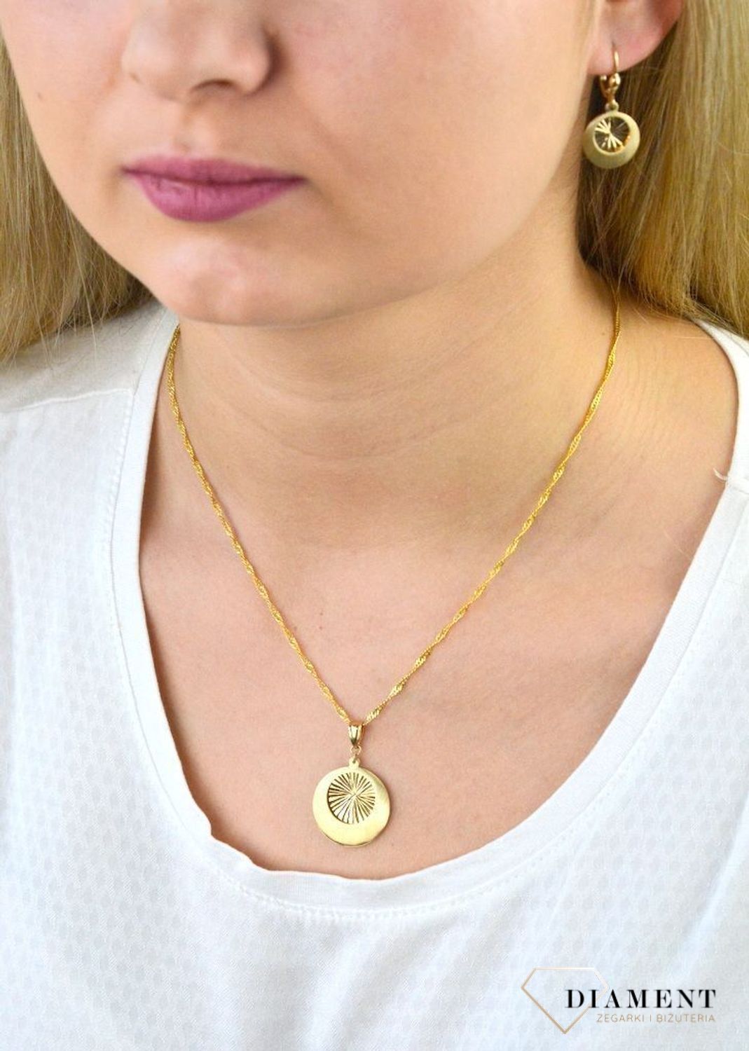 Złote kolczyki kółka z grawerowanym środkiem DIA-KLC-5296-585.jpg