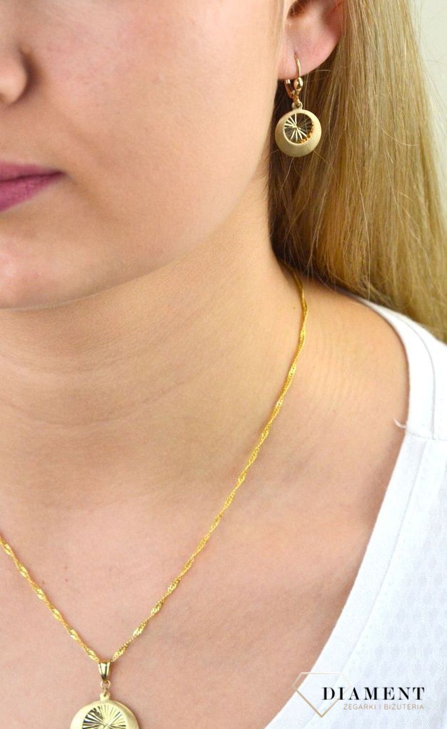 Złote kolczyki kółka z grawerowanym środkiem DIA-KLC-5296-585.jpg