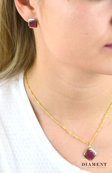 Złote kolczyki z kamieniem Jadeit DIA-KLC-5307-585. Eleganckie, zdobione złote kolczyki w prostej formie ozdobione pięknym kamieniem Jadeitu.  Ich kształt jest uniwersalny, a dzięki swojemu  (1).JPG