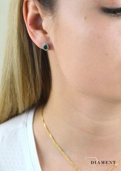 Złote kolczyki na sztyft zielone oczko i biała cyrkonia DIA-KLC-5310-585. Eleganckie, zdobione złote kolczyki w prostej formie ozdobione zielonym oczkiem i białą cyrkonią (2).JPG