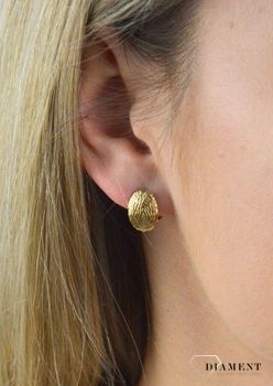 Złote kolczyki grawerowane blaszki o ponadczasowym kształcie DIA-KLC-5314-585. Eleganckie, zdobione złote kolczyki w prostej formie ozdobione grawerowaną powierzchnią. Piękne i kobiece kol.JPG