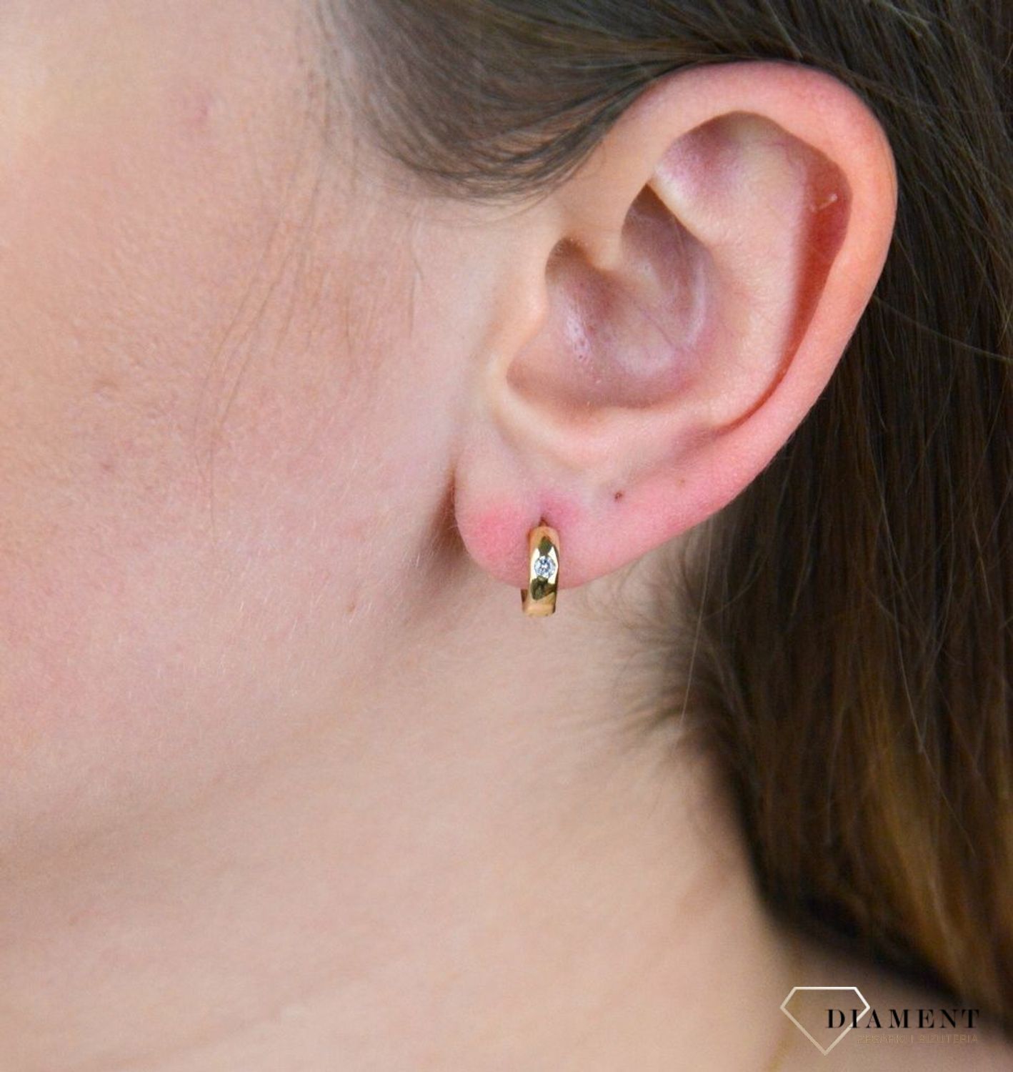 Złote kolczyki dla dziewczynki małe kółka ozdobione cyrkonią DIA-KLC-5341-585.jpg