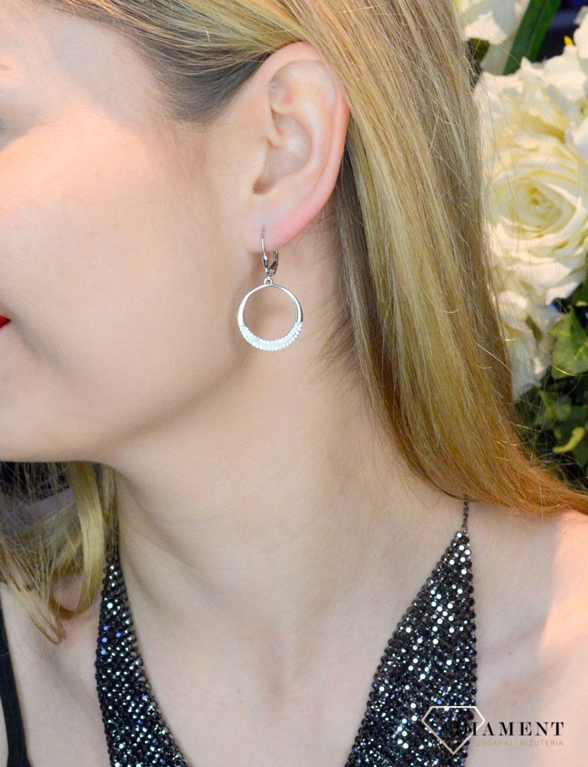 Srebrne kolczyki wiszące 'Kółeczka z cyrkoniami' DIA-KLC-53445-925. Delikatne kolczyki wykonane z najwyższej jakości srebrna próby 925 wyglądają bardzo elegancko. Kolczyki w minimalistycznym stylu, wpisujące się w obecne trend.jpg