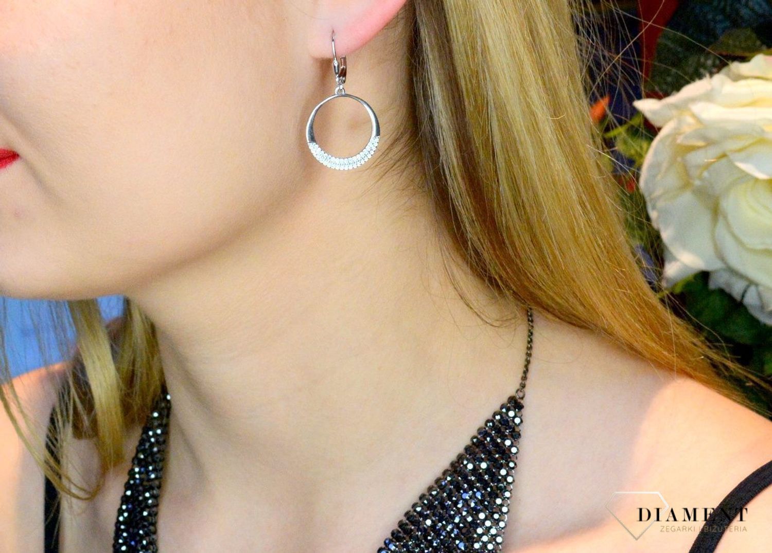 Srebrne kolczyki wiszące 'Kółeczka z cyrkoniami' DIA-KLC-53445-925. Delikatne kolczyki wykonane z najwyższej jakości srebrna próby 925 wyglądają bardzo elegancko. Kolczyki w minimalistycznym stylu, wpisujące się w obecne trend.jpg