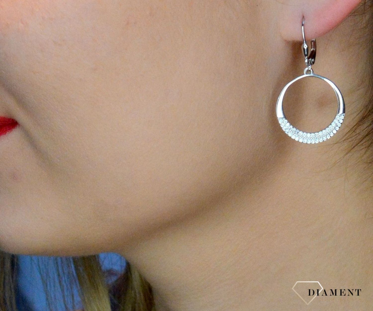 Srebrne kolczyki wiszące 'Kółeczka z cyrkoniami' DIA-KLC-53445-925. Delikatne kolczyki wykonane z najwyższej jakości srebrna próby 925 wyglądają bardzo elegancko. Kolczyki w minimalistycznym stylu, wpisujące się w obecne trend.jpg