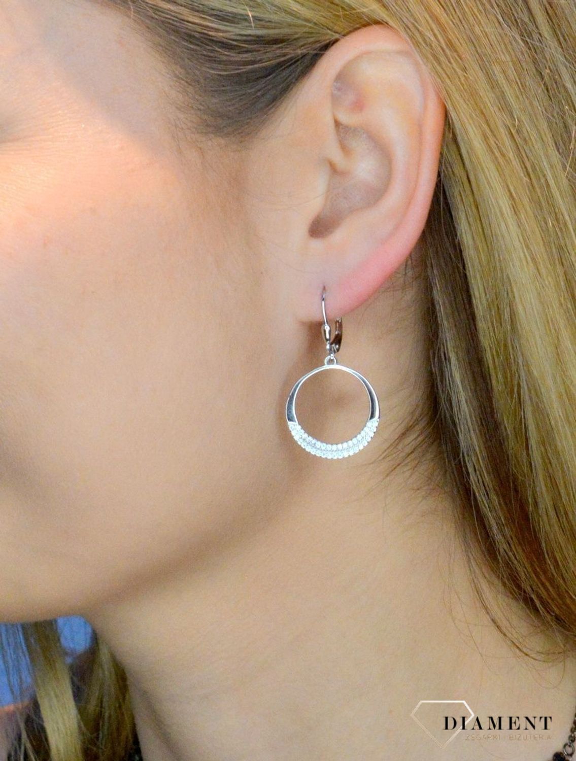 Srebrne kolczyki wiszące 'Kółeczka z cyrkoniami' DIA-KLC-53445-925. Delikatne kolczyki wykonane z najwyższej jakości srebrna próby 925 wyglądają bardzo elegancko. Kolczyki w minimalistycznym stylu, wpisujące się w obecne trend.jpg