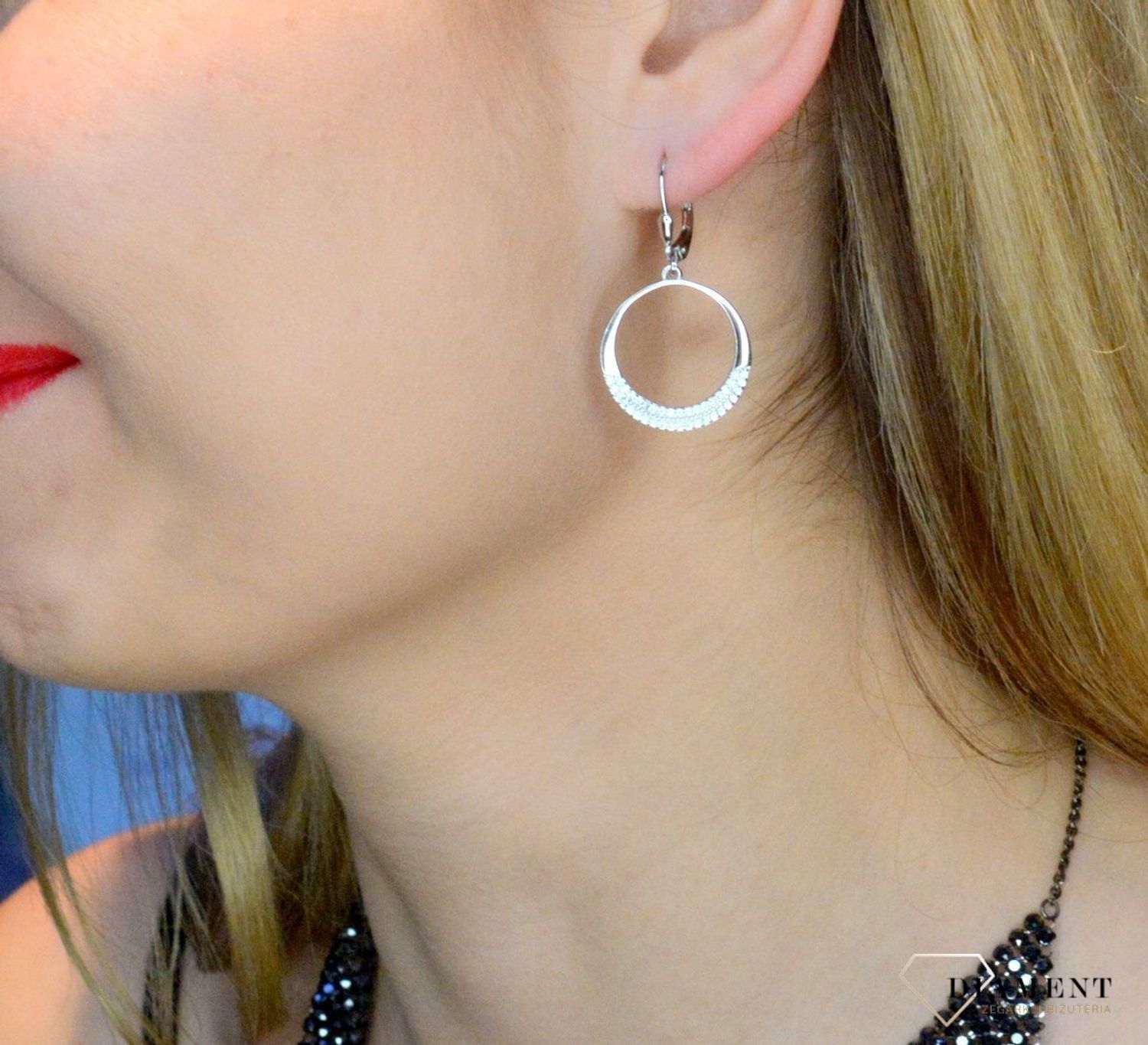 Srebrne kolczyki wiszące 'Kółeczka z cyrkoniami' DIA-KLC-53445-925. Delikatne kolczyki wykonane z najwyższej jakości srebrna próby 925 wyglądają bardzo elegancko. Kolczyki w minimalistycznym stylu, wpisujące się w obecne trend.jpg