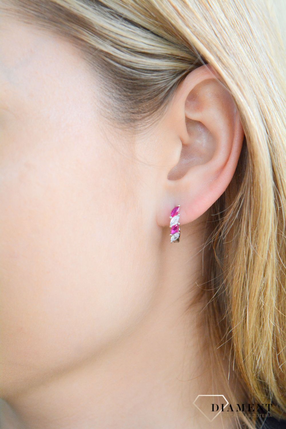 Srebrne kolczyki damskie 925 angielskie z czerwonymi cyrkoniami DIA-KLC-53884CZ-925. Srebrne kolczyki damskie. Kolczyki srebrne z cyrkoniami. Srebrne kolczyki z zapięciem angielskim. 1.jpg