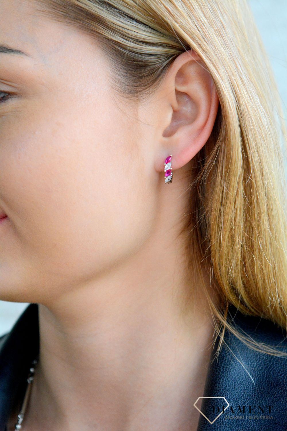 Srebrne kolczyki damskie 925 angielskie z czerwonymi cyrkoniami DIA-KLC-53884CZ-925. Srebrne kolczyki damskie. Kolczyki srebrne z cyrkoniami. Srebrne kolczyki z zapięciem angielskim. 1.jpg