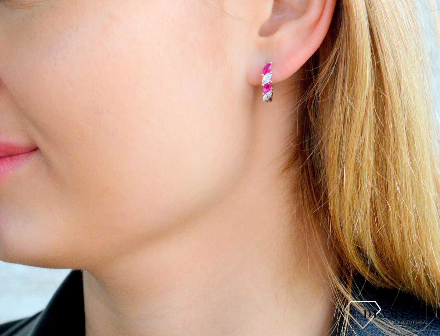 Srebrne kolczyki damskie 925 angielskie z czerwonymi cyrkoniami DIA-KLC-53884CZ-925. Srebrne kolczyki damskie. Kolczyki srebrne z cyrkoniami. Srebrne kolczyki z zapięciem angielskim. 1.jpg