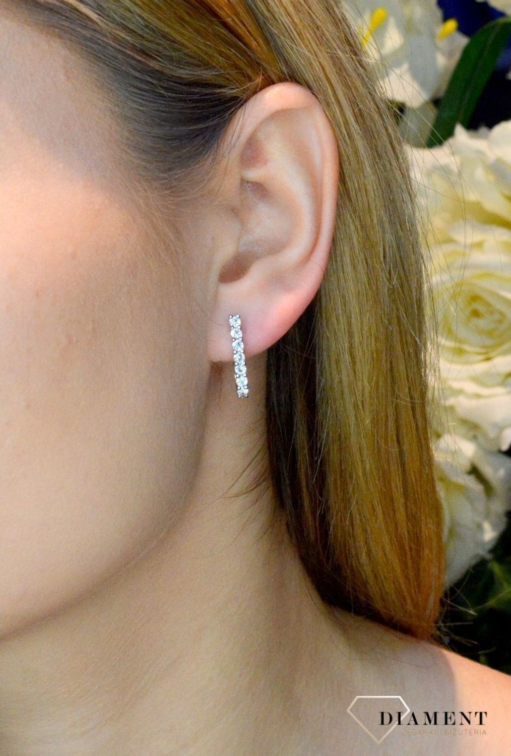 Srebrne kolczyki wiszące Biała cyrkonia DIA-KLC-53887-925. Kolczyki wiszące . Lśniące kolczyki. Biżuteria na prezent dla kobiety. Prezent na walentynki. Eleganckie kolczyki..jpg