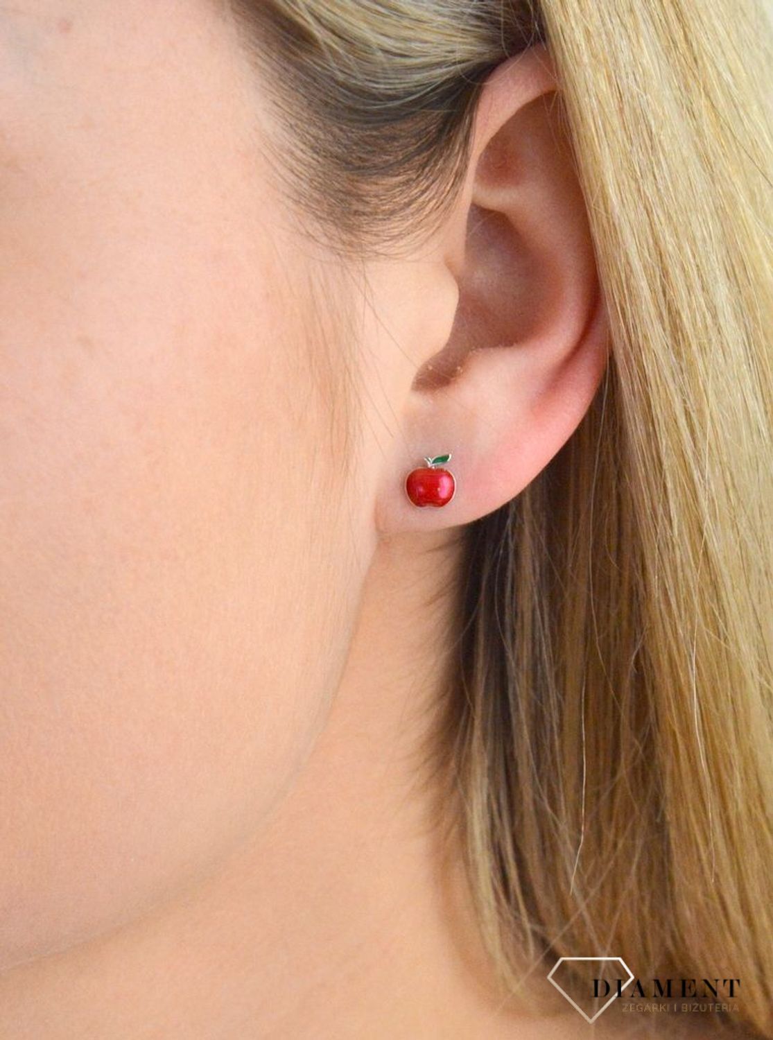 Kolczyki na sztyft 'czerwone jabłko' DIA-KLC-5395-925. Kolczyki czerwone jabłuszka DIA-KLC-5395-925. Srebrne kolczyki wkrętki wykonane z próby 925 pomalowane czerwoną i zieloną emalią w kształcie jabłuszek..png