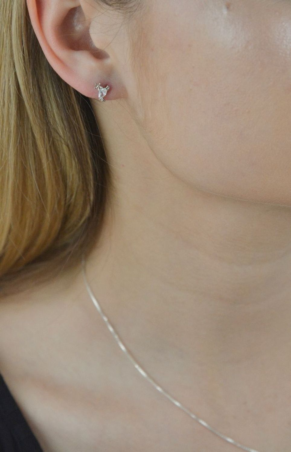 Kolczyki srebrne w kształcie płatów z cyrkonią DIA-KLC-5423-925. Urocze srebrne kolczyki z wygodnym zapięcie na sztyft z kolekcji dziecięcej Salonu Diament. Kolczyki wykonane ze srebra próby 925. .png