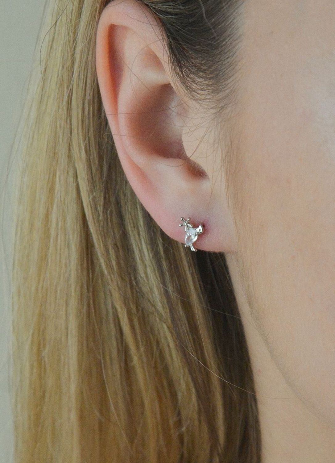 Kolczyki srebrne w kształcie płatów z cyrkonią DIA-KLC-5423-925. Urocze srebrne kolczyki z wygodnym zapięcie na sztyft z kolekcji dziecięcej Salonu Diament. Kolczyki wykonane ze srebra próby 925. .png