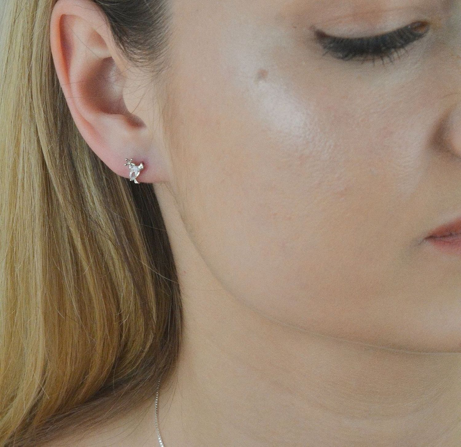 Kolczyki srebrne w kształcie płatów z cyrkonią DIA-KLC-5423-925. Urocze srebrne kolczyki z wygodnym zapięcie na sztyft z kolekcji dziecięcej Salonu Diament. Kolczyki wykonane ze srebra próby 925. .png