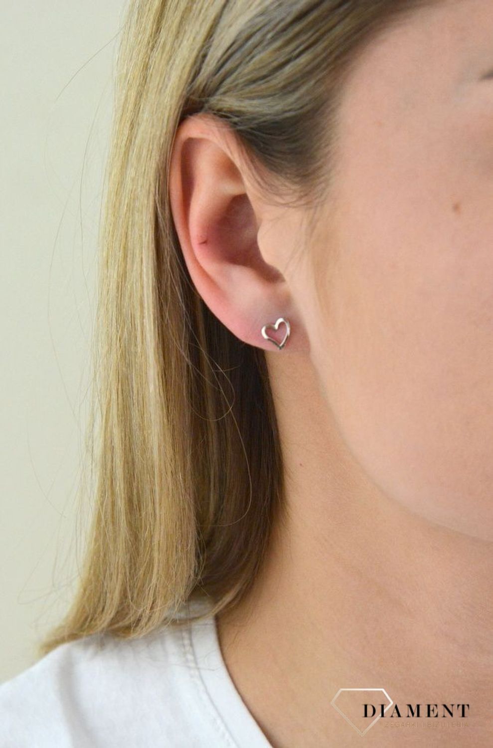 Srebrne kolczyki serca DIA-KLC-5399-925. Srebrne kolczyki z motywem serca. Minimalistyczna biżuteria zapinana na sztyft, doda subtelnego blasku stworzonej stylizacji. Tego typu kolczyki, pięknie będą się prezentował.png