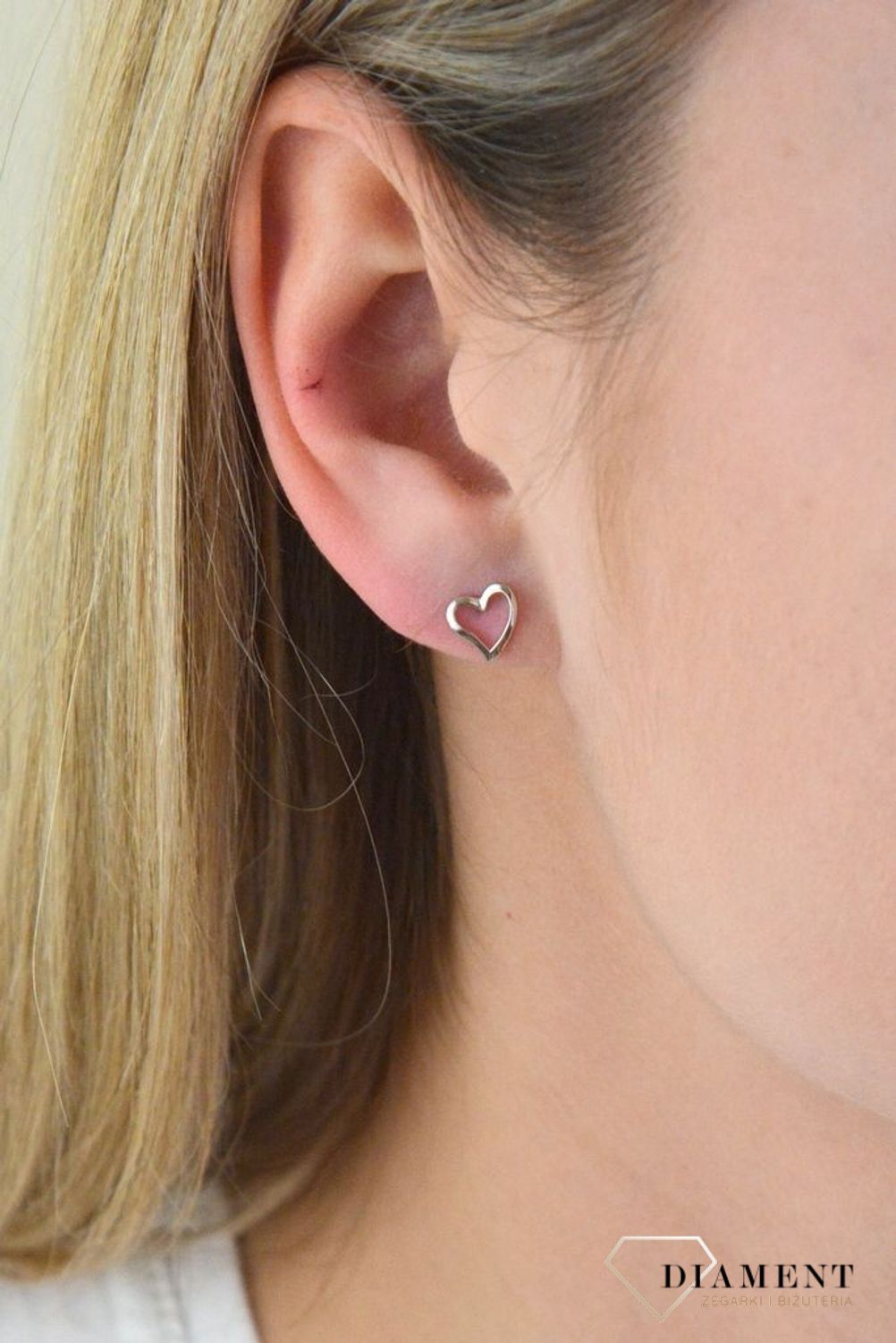 Srebrne kolczyki serca DIA-KLC-5399-925. Srebrne kolczyki z motywem serca. Minimalistyczna biżuteria zapinana na sztyft, doda subtelnego blasku stworzonej stylizacji. Tego typu kolczyki, pięknie będą się prezentował.png
