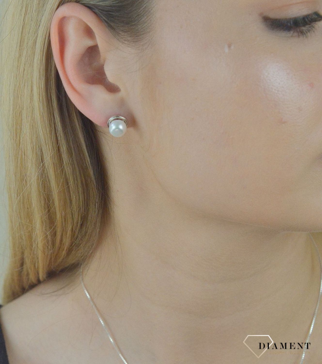 Srebrne kolczyki damskie perła z dodatkiem srebra DIA-KLC-5400-925. Kolczyki to idealna proporcje zamknięte w pięknej kompozycji. Kolczyki wykonane z najwyższej jakości srebra próby 925.  (1).jpg