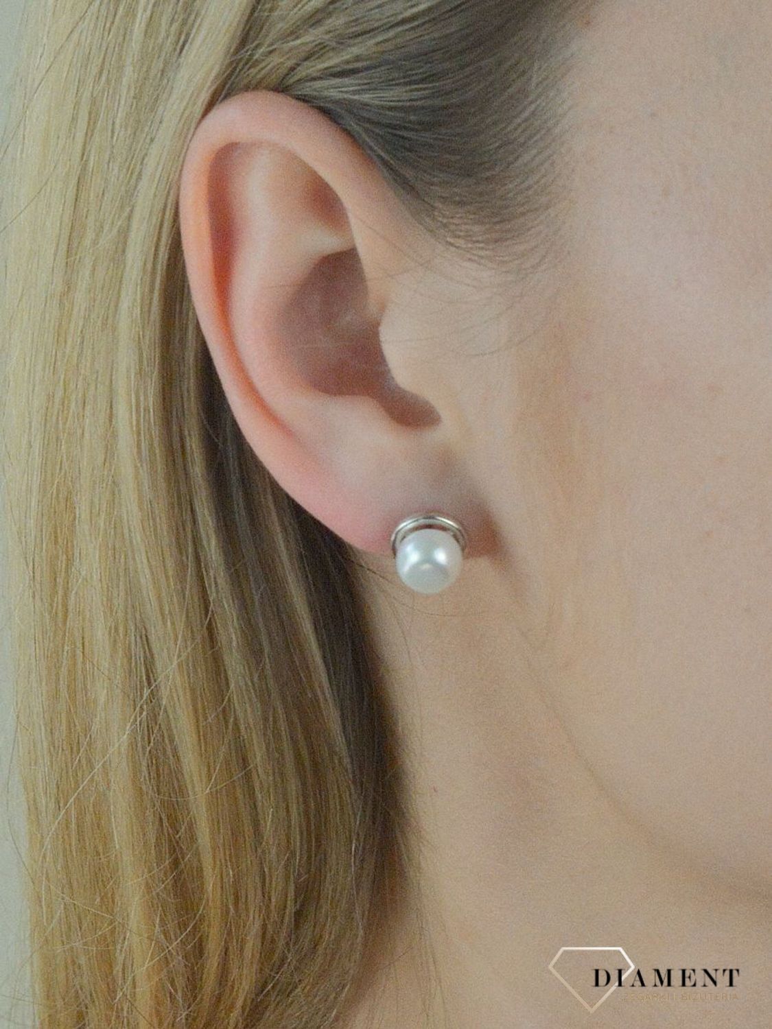 Srebrne kolczyki damskie perła z dodatkiem srebra DIA-KLC-5400-925. Kolczyki to idealna proporcje zamknięte w pięknej kompozycji. Kolczyki wykonane z najwyższej jakości srebra próby 925.  (1).jpg