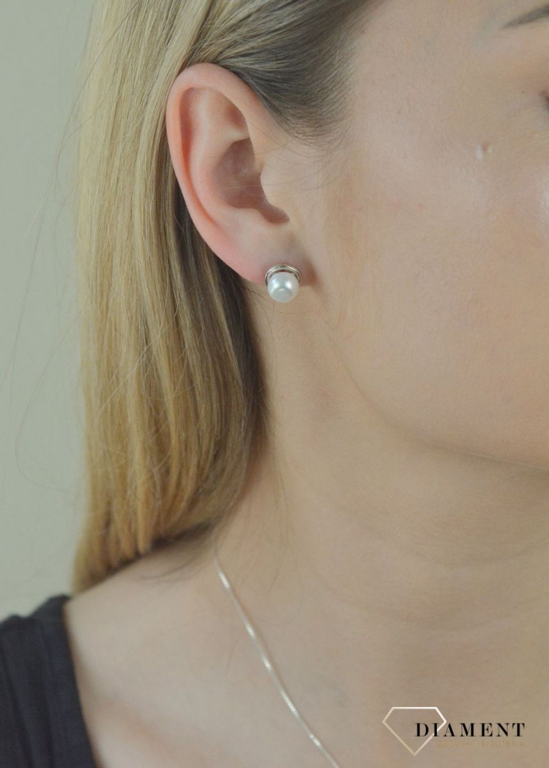 Srebrne kolczyki damskie perła z dodatkiem srebra DIA-KLC-5400-925. Kolczyki to idealna proporcje zamknięte w pięknej kompozycji. Kolczyki wykonane z najwyższej jakości srebra próby 925.  (1).jpg