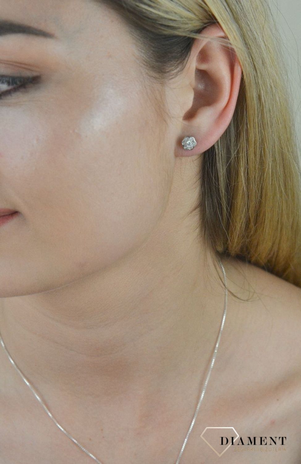 Srebrne kolczyki kwiatki z cyrkonią DIA-KLC-5401-925. Kolczyki damskie. Kolczyki dziecięce. Idealny pomysł na prezent. Wygodne zapięcie na sztyft..png