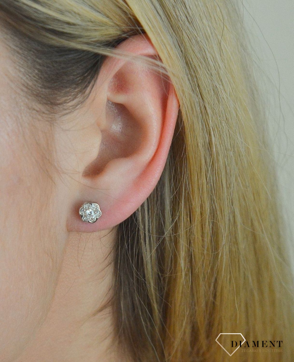 Srebrne kolczyki kwiatki z cyrkonią DIA-KLC-5401-925. Kolczyki damskie. Kolczyki dziecięce. Idealny pomysł na prezent. Wygodne zapięcie na sztyft..png