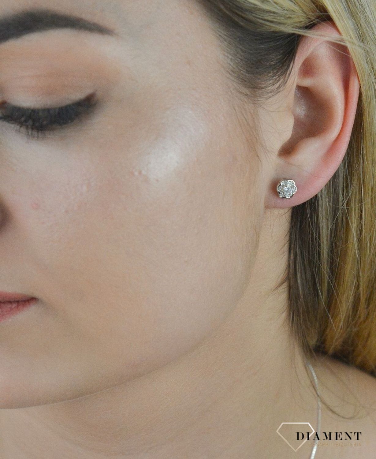 Srebrne kolczyki kwiatki z cyrkonią DIA-KLC-5401-925. Kolczyki damskie. Kolczyki dziecięce. Idealny pomysł na prezent. Wygodne zapięcie na sztyft..png