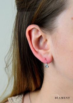 Srebrne kolczyki  Błyszczące łezki  925 DIA-KLC-5404-925 💎 Biżuteria wykonana z najwyższej próby srebra o formie łezki wypełnionej delikatnymi, przepięknie błyszczącymi cyrkoniami. 💎 (1).JPG