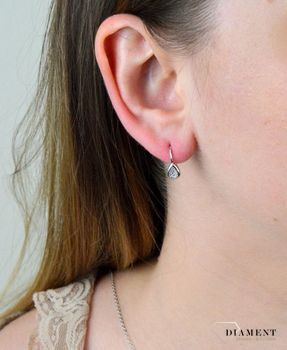 Srebrne kolczyki  Błyszczące łezki  925 DIA-KLC-5404-925 💎 Biżuteria wykonana z najwyższej próby srebra o formie łezki wypełnionej delikatnymi, przepięknie błyszczącymi cyrkoniami. 💎 (2).JPG
