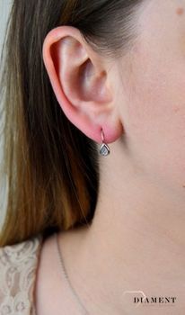 Srebrne kolczyki  Błyszczące łezki  925 DIA-KLC-5404-925 💎 Biżuteria wykonana z najwyższej próby srebra o formie łezki wypełnionej delikatnymi, przepięknie błyszczącymi cyrkoniami. 💎 (3).JPG
