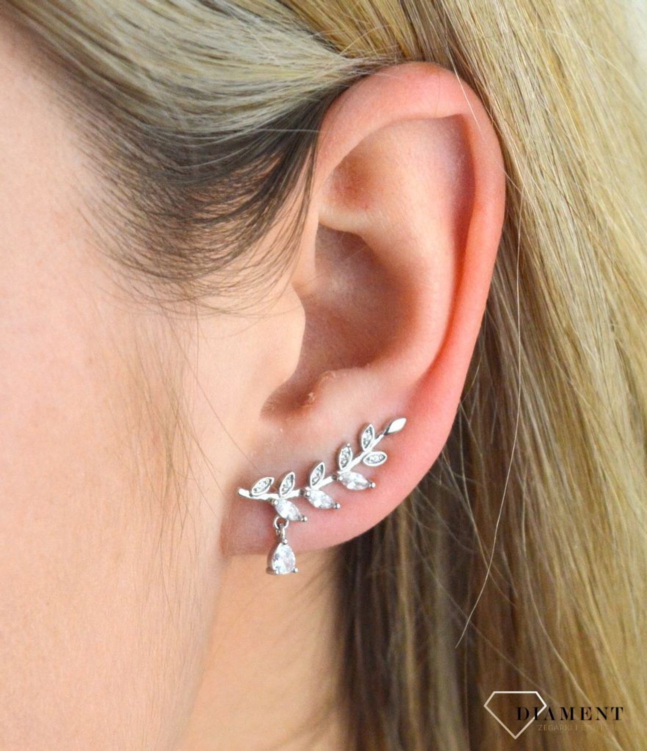 Srebrne kolczyki nausznice z delikatną cyrkonią DIA-KLC-5411-925. Niezwykłe kolczyki nausznice z ozdobnymi cyrkoniami doskonałe na prezent dla kobiety kochającej ekstrawaganckie dodatki. Srebrne kolczyki nausznice w.png
