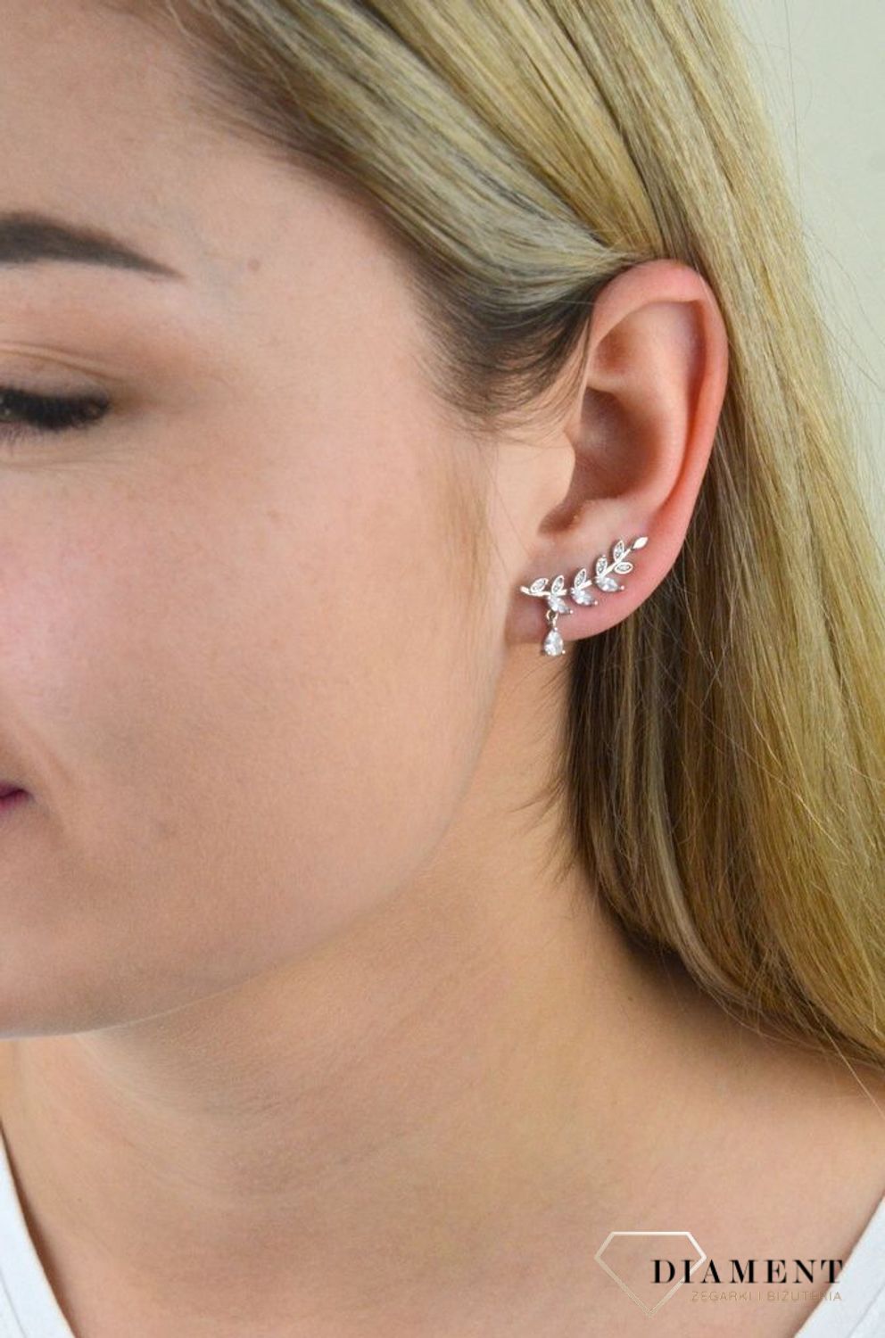 Srebrne kolczyki nausznice z delikatną cyrkonią DIA-KLC-5411-925. Niezwykłe kolczyki nausznice z ozdobnymi cyrkoniami doskonałe na prezent dla kobiety kochającej ekstrawaganckie dodatki. Srebrne kolczyki nausznice w.png