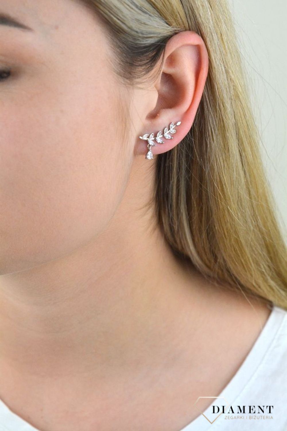 Srebrne kolczyki nausznice z delikatną cyrkonią DIA-KLC-5411-925. Niezwykłe kolczyki nausznice z ozdobnymi cyrkoniami doskonałe na prezent dla kobiety kochającej ekstrawaganckie dodatki. Srebrne kolczyki nausznice w.png