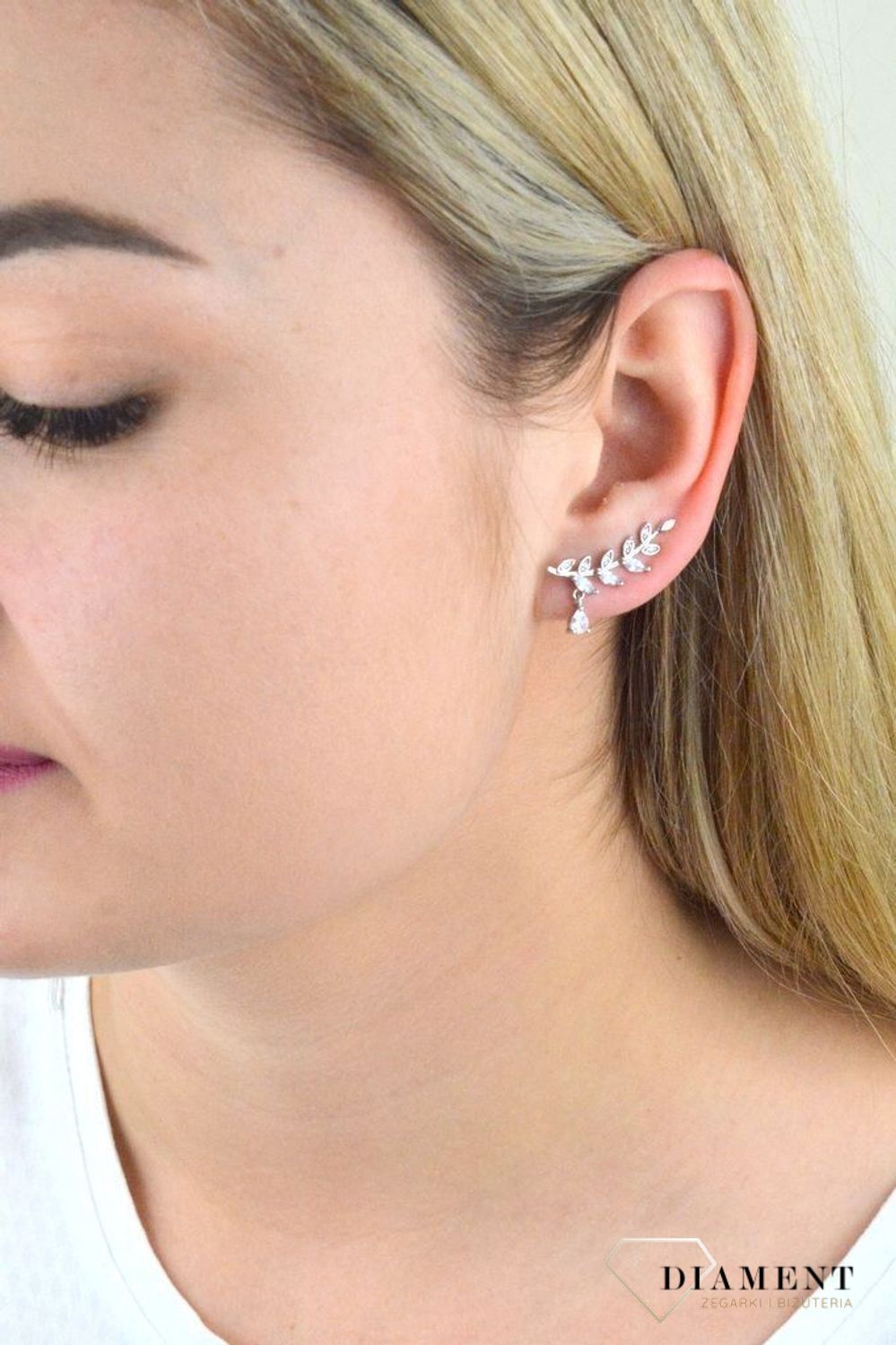 Srebrne kolczyki nausznice z delikatną cyrkonią DIA-KLC-5411-925. Niezwykłe kolczyki nausznice z ozdobnymi cyrkoniami doskonałe na prezent dla kobiety kochającej ekstrawaganckie dodatki. Srebrne kolczyki nausznice w.png