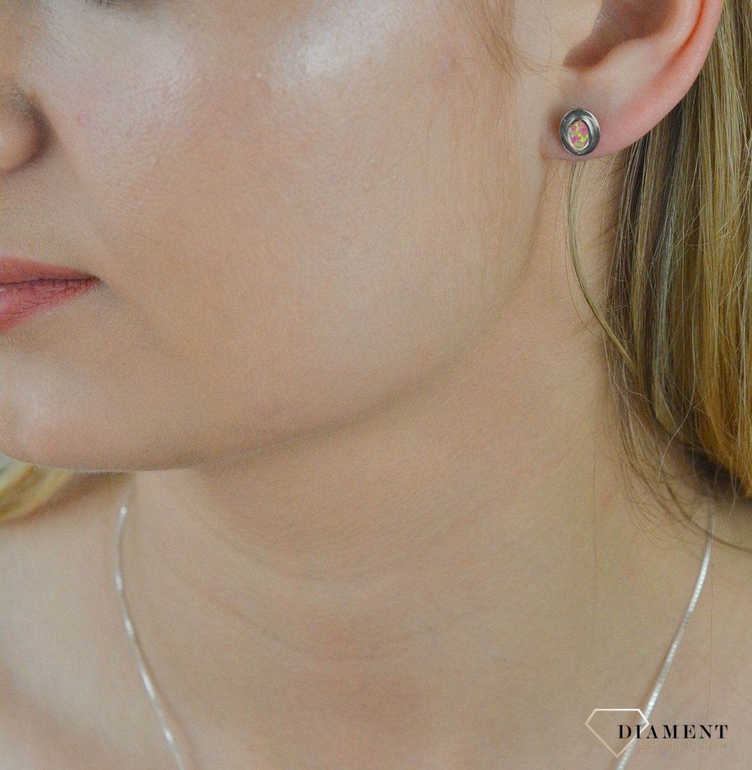 Kolczyki srebrne opalizujące DIA-KLC-5414-925. Delikatne kolczyki wykonane z najwyższej jakości srebrna próby 925. Kolczyki w minimalistycznym stylu, wpisujące się w obecne trendy modowe.  (1).jpg