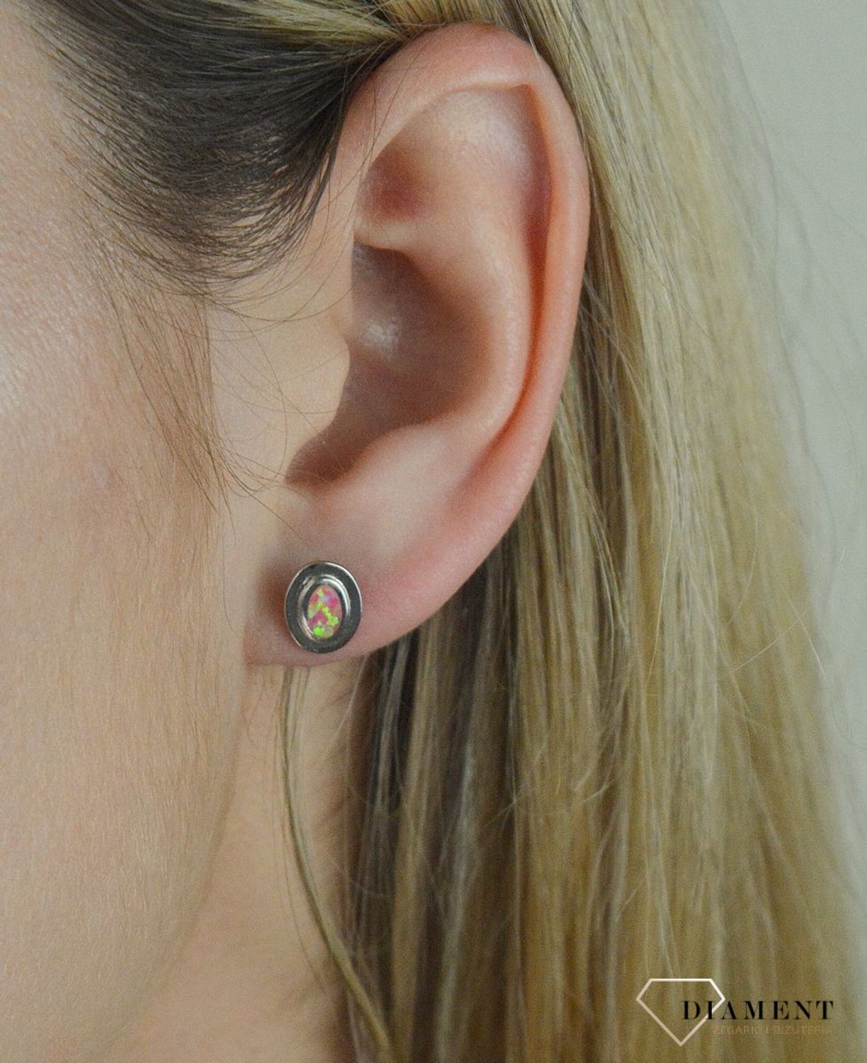 Kolczyki srebrne opalizujące DIA-KLC-5414-925. Delikatne kolczyki wykonane z najwyższej jakości srebrna próby 925. Kolczyki w minimalistycznym stylu, wpisujące się w obecne trendy modowe.  (1).jpg