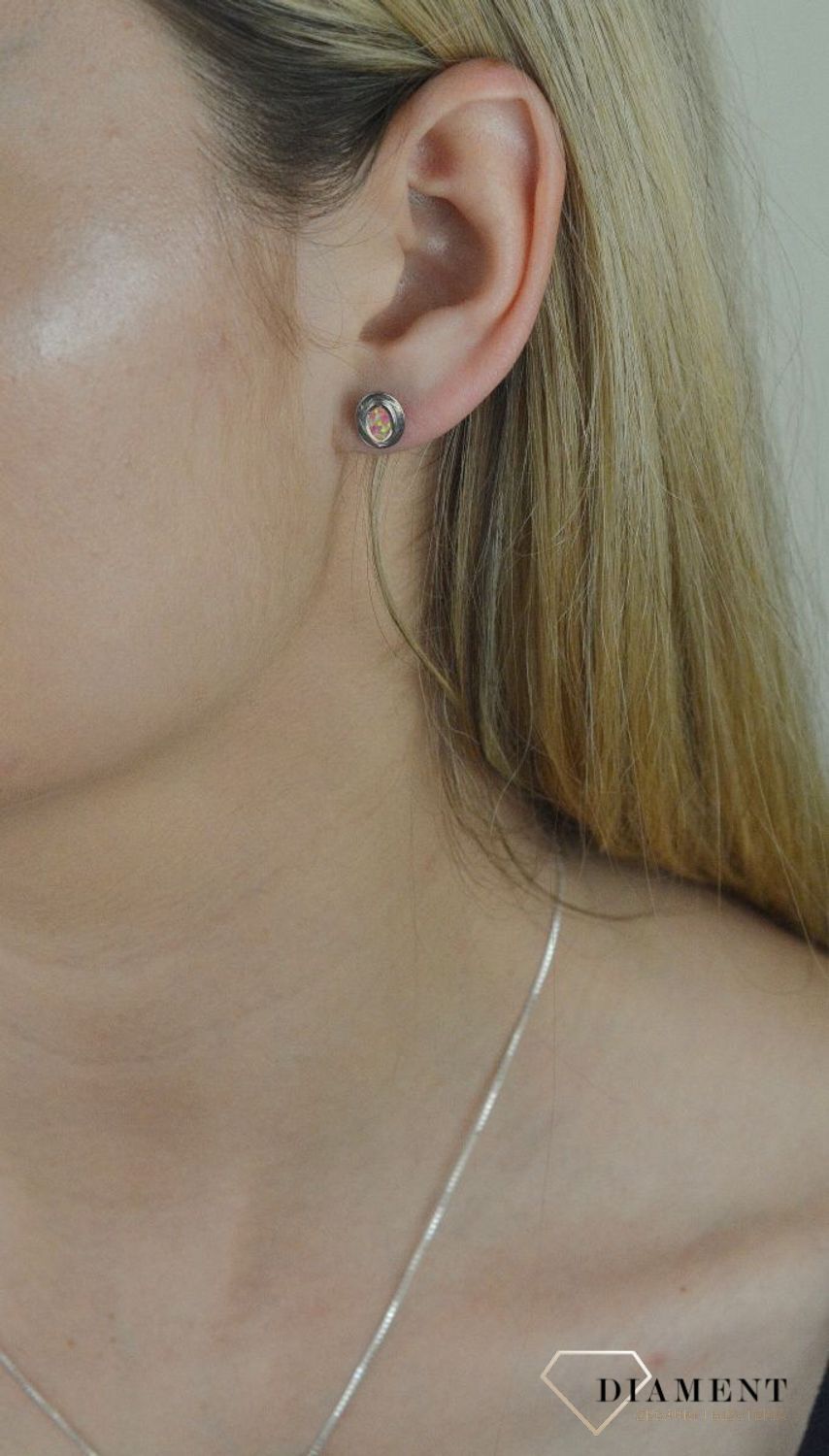 Kolczyki srebrne opalizujące DIA-KLC-5414-925. Delikatne kolczyki wykonane z najwyższej jakości srebrna próby 925. Kolczyki w minimalistycznym stylu, wpisujące się w obecne trendy modowe.  (1).jpg