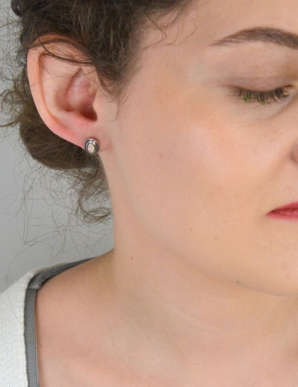 Kolczyki srebrne owalne z syntetycznym opalem różowym próba 925, DIA-KLC-5415-925 Te eleganckie kolczyki srebrne z syntetycznym opalem różowym to idealny wybór dla osób szukających biżuterii 1.jpg