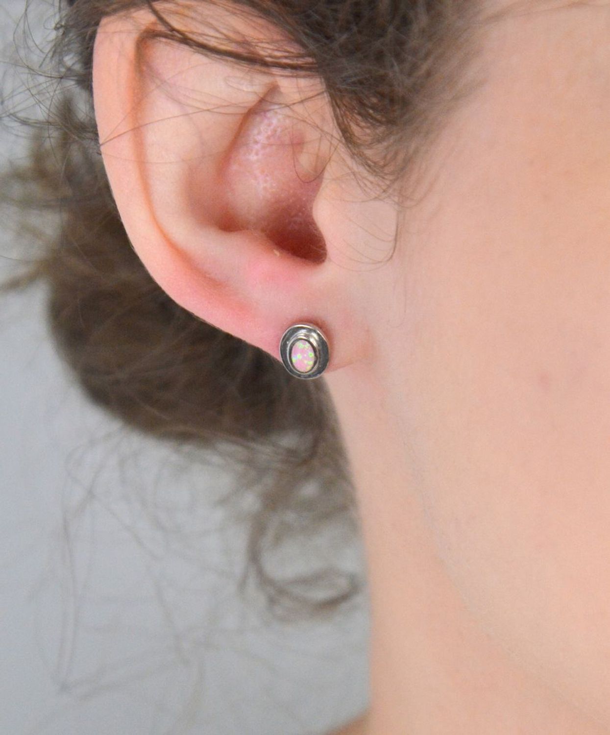 Kolczyki srebrne owalne z syntetycznym opalem różowym próba 925, DIA-KLC-5415-925 Te eleganckie kolczyki srebrne z syntetycznym opalem różowym to idealny wybór dla osób szukających biżuterii 1.jpg