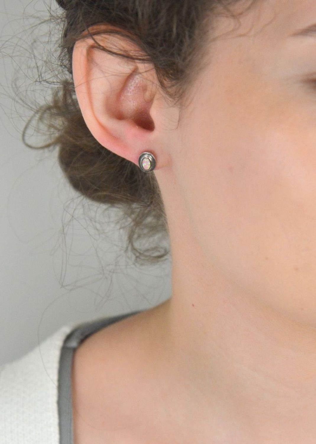 Kolczyki srebrne owalne z syntetycznym opalem różowym próba 925, DIA-KLC-5415-925 Te eleganckie kolczyki srebrne z syntetycznym opalem różowym to idealny wybór dla osób szukających biżuterii 1.jpg