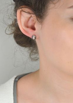 Kolczyki srebrne owalne z syntetycznym opalem różowym próba 925, DIA-KLC-5415-925 Te eleganckie kolczyki srebrne z syntetycznym opalem różowym to idealny wybór dla osób szukających biżuterii pełnej subtelnego blasku i romant (1).JPG