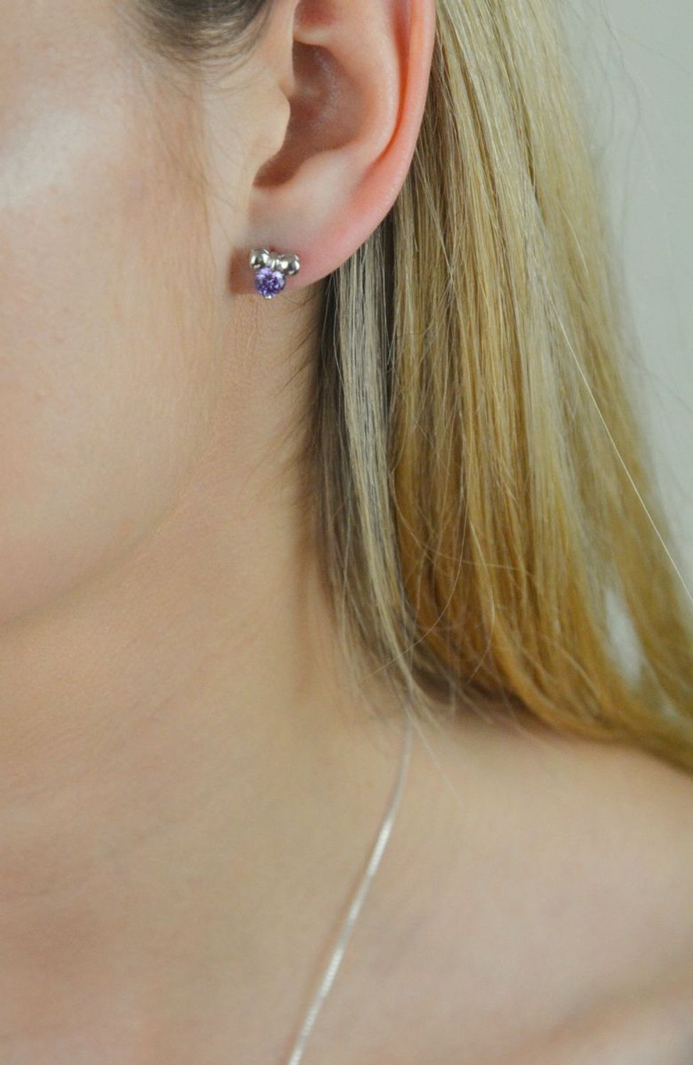 Kolczyki srebrne kokardka z cyrkonią  DIA-KLC-5418-925.  Śliczne kolczyki w kształcie kokardki z cyrkonią w kolorze fioletu. Kolczyki zapinane na wygodne zapięcie typu sztyft. Biżuteria wykonana z najwyższej jakości srebra p.png