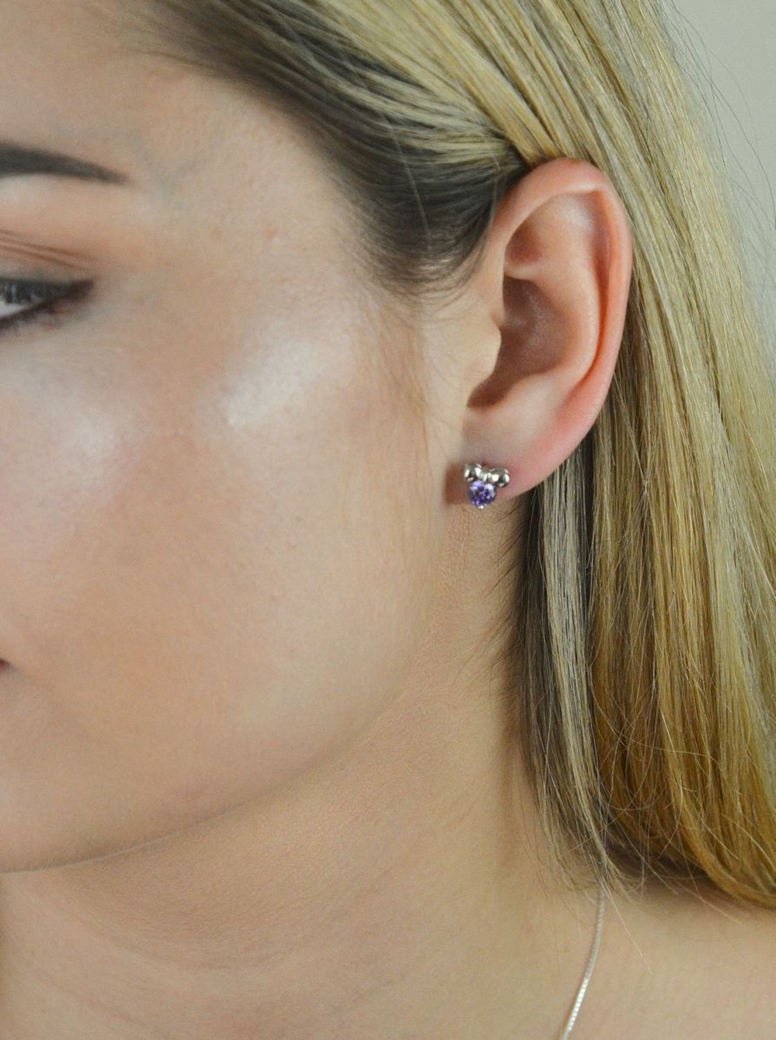 Kolczyki srebrne kokardka z cyrkonią  DIA-KLC-5418-925.  Śliczne kolczyki w kształcie kokardki z cyrkonią w kolorze fioletu. Kolczyki zapinane na wygodne zapięcie typu sztyft. Biżuteria wykonana z najwyższej jakości srebra p.png