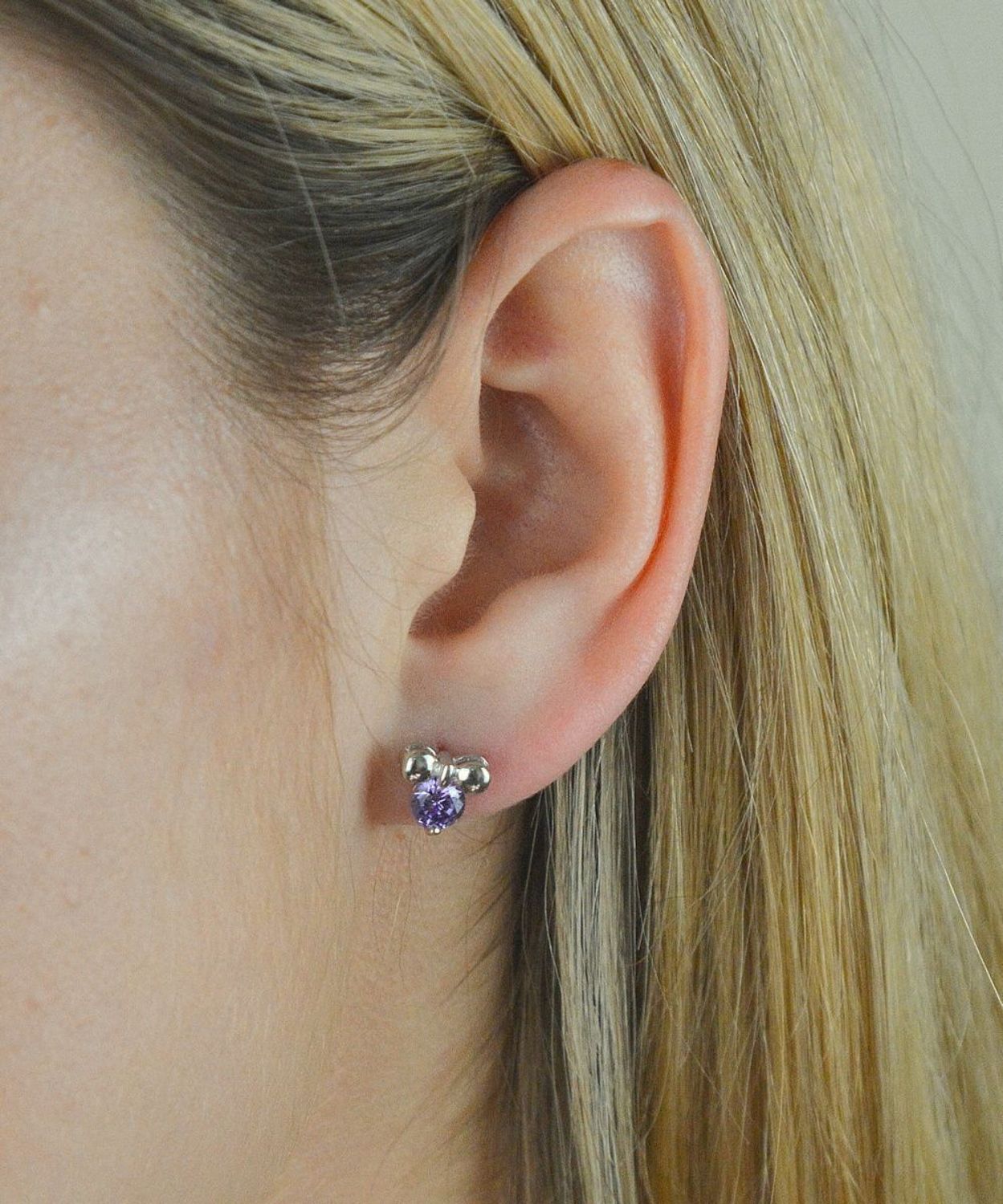 Kolczyki srebrne kokardka z cyrkonią  DIA-KLC-5418-925.  Śliczne kolczyki w kształcie kokardki z cyrkonią w kolorze fioletu. Kolczyki zapinane na wygodne zapięcie typu sztyft. Biżuteria wykonana z najwyższej jakości srebra p.png