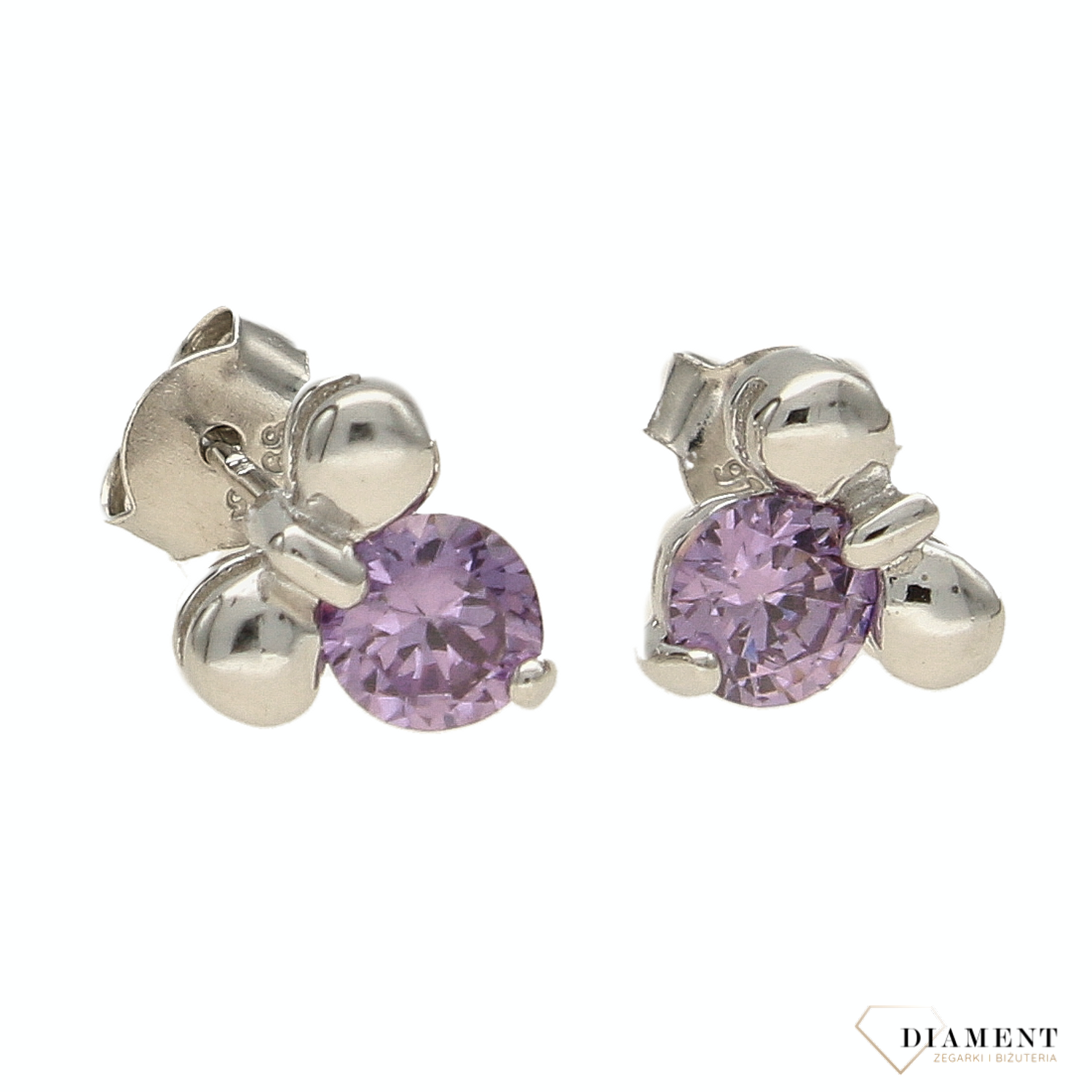 Kolczyki srebrne kokardka z cyrkonią  DIA-KLC-5418-925.  Śliczne kolczyki w kształcie kokardki z cyrkonią w kolorze fioletu. Kolczyki zapinane na wygodne zapięcie typu sztyft. Biżuteria wykonana z najwyższej jakości srebra p.png