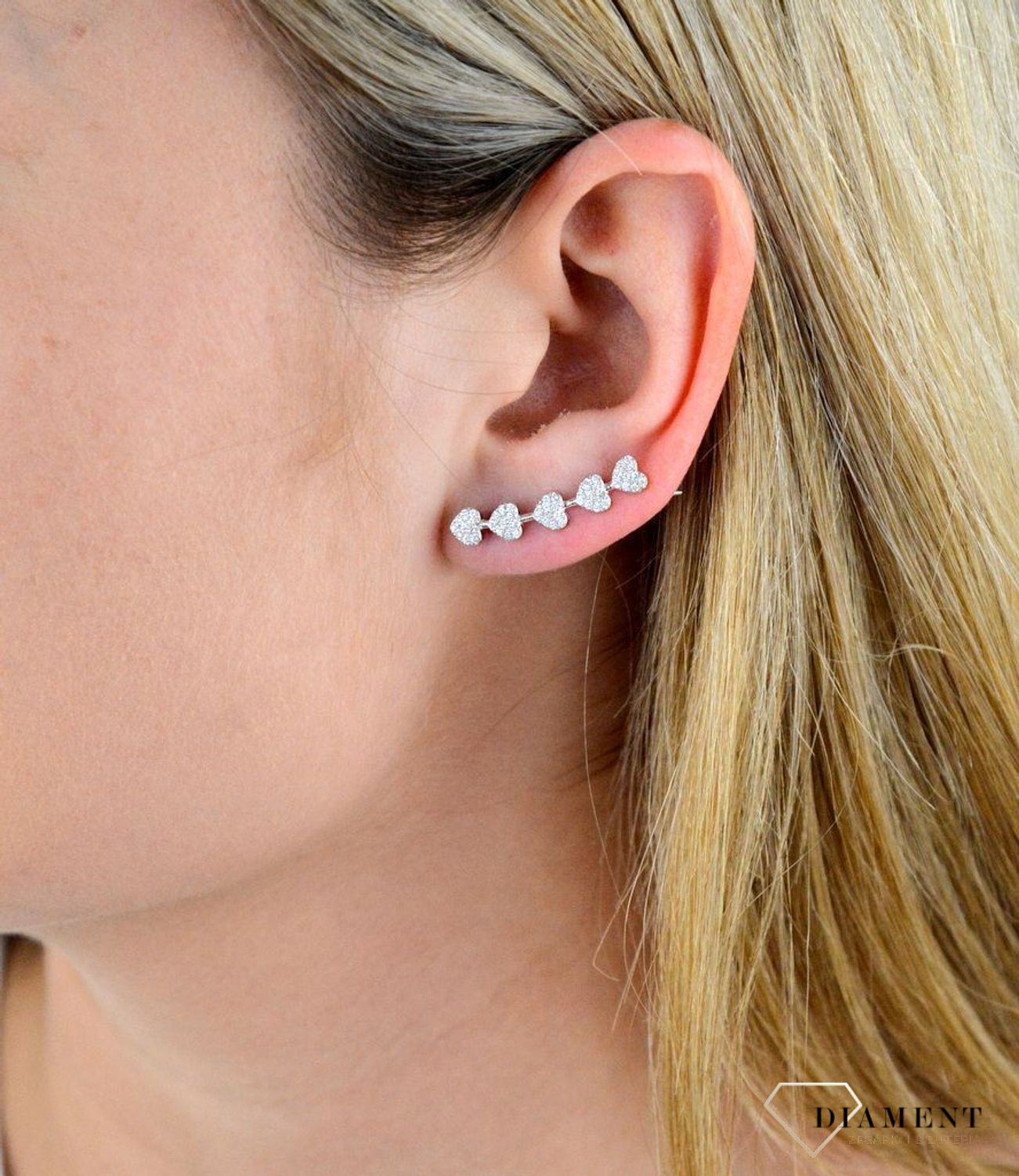 Srebrne kolczyki nausznice serca DIA-KLC-5422-925. Niezwykłe kolczyki z serduszkami wysadzanymi białymi cyrkoniami doskonałe na prezent dla kobiety kochającej ekstrawaganckie dodatki..png