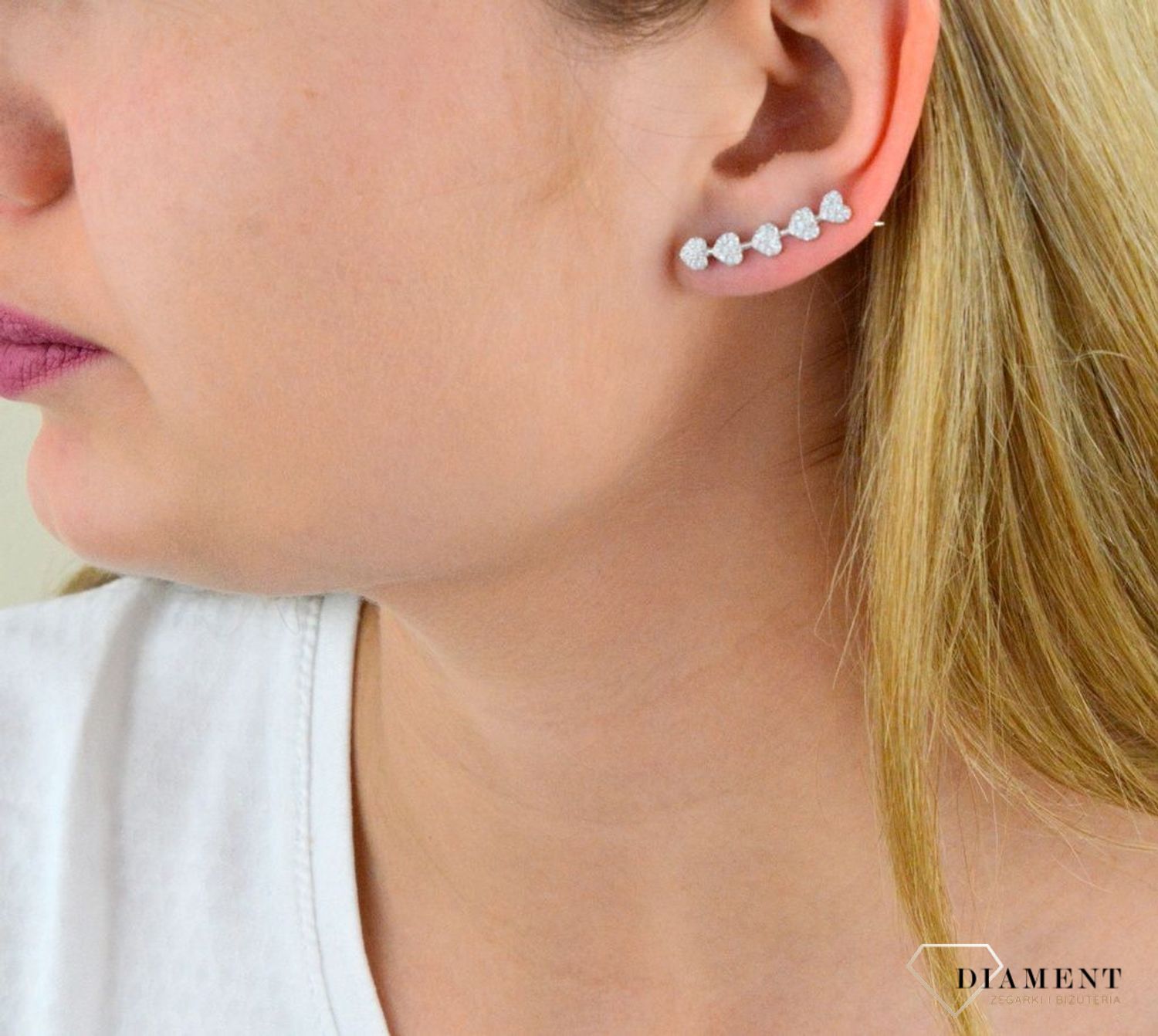 Srebrne kolczyki nausznice serca DIA-KLC-5422-925. Niezwykłe kolczyki z serduszkami wysadzanymi białymi cyrkoniami doskonałe na prezent dla kobiety kochającej ekstrawaganckie dodatki..png