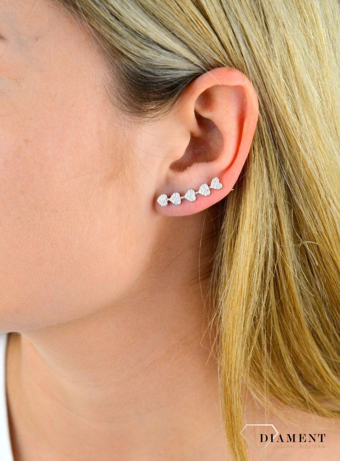 Srebrne kolczyki nausznice serca DIA-KLC-5422-925. Niezwykłe kolczyki z serduszkami wysadzanymi białymi cyrkoniami doskonałe na prezent dla kobiety kochającej ekstrawaganckie dodatki..png